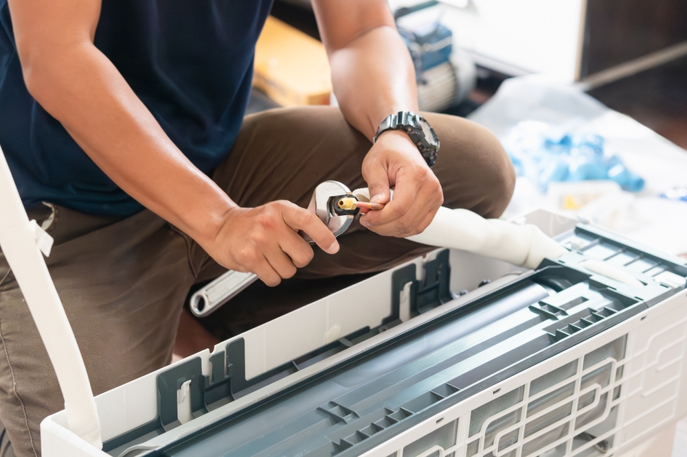 Technician,Man,Using,A,Wrench,To,Fix,And,Joints,Copper